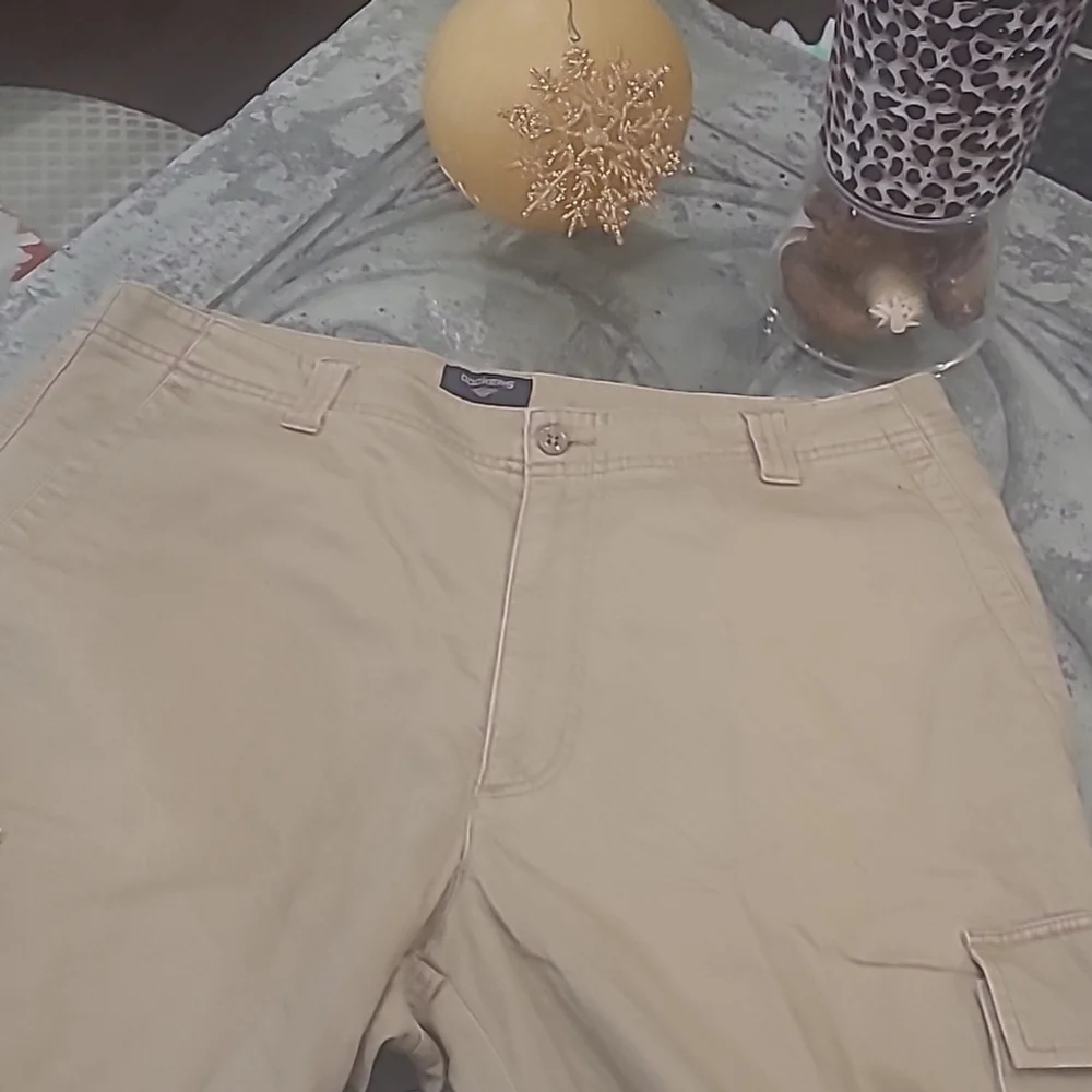 DOCKERS MEN'S KHAKI CARBO SHORTS BERMUDA SIZZE 33 LIKE NEW